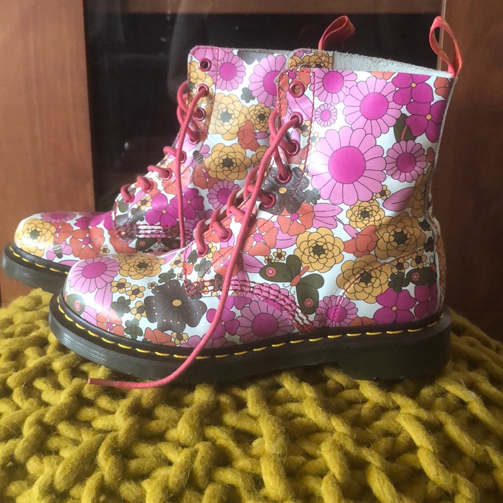 Ladies 7US/38EU Dr. Martens with groovy florals